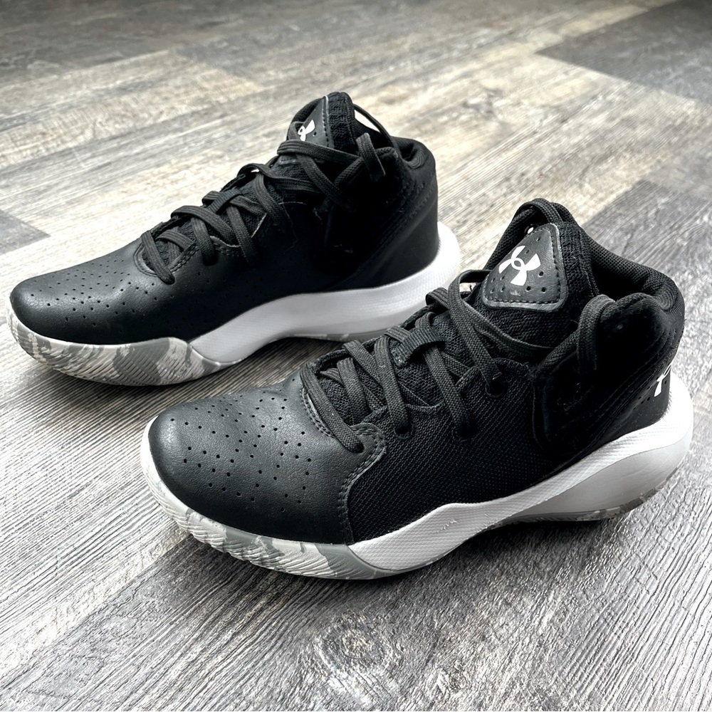 Under Armour basketball court shoes